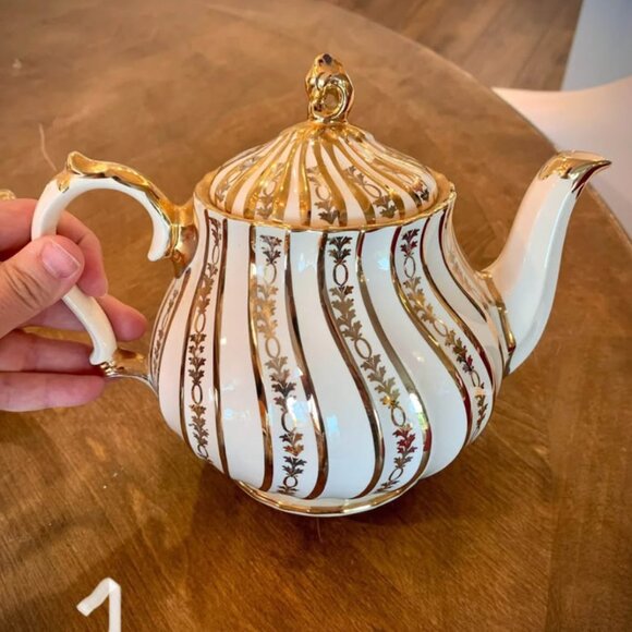 Stunning vintage gold Sadler and Georgian Gibsons teapots 👑 - Picture 2 of 8